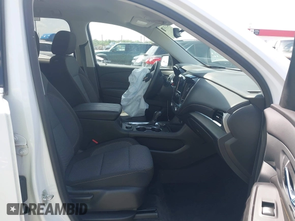 2020 Chevrolet Traverse LS z VIN 1GNERFKW8LJ262886, wystawiony jako IAAI lot #42124771 z przebiegiem 22 357 mil mil oraz . Historia ofert i sprzedaży dostępna na DreamBid. Obrazek 5.
