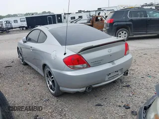 2005 Hyundai Tiburon GS z VIN KMHHM65D85U174335, wystawiony jako IAAI lot #39373771 z przebiegiem 117 296 mil mil oraz . Historia ofert i sprzedaży dostępna na DreamBid. Obrazek 3.