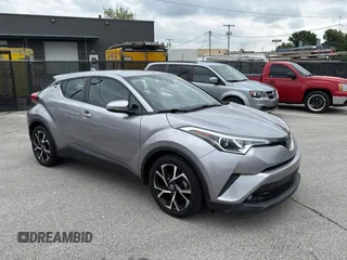 2018 Toyota C-HR XLE z VIN NMTKHMBXXJR048041, wystawiony jako Copart lot #60085705 z przebiegiem 116 071 mil mil oraz Czysty tytuł • Clean title. Historia ofert i sprzedaży dostępna na DreamBid. Obrazek 1.
