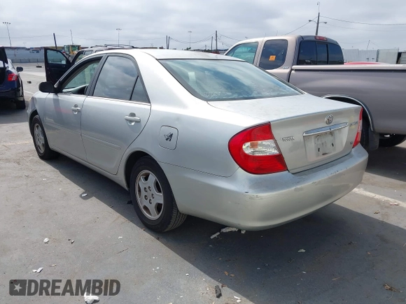 2003 Toyota Camry LE z VIN 4T1BF32K33U044476, wystawiony jako IAAI lot #42464651 z przebiegiem 206 004 mil mil oraz . Historia ofert i sprzedaży dostępna na DreamBid. Obrazek 3.
