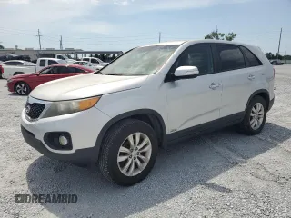 2011 Kia Sorento EX z VIN 5XYKUDA20BG027779, wystawiony jako Copart lot #54236115 z przebiegiem 148 009 mil mil oraz Czysty tytuł • Clean title. Historia ofert i sprzedaży dostępna na DreamBid. Obrazek 1.