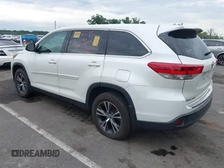 2019 Toyota Highlander LE with VIN 5TDBZRFH5KS929567, listed as a IAAI auction lot 42603356 with 40,368 mi miles and . Bid and sale history available at DreamBid. Image 3.
