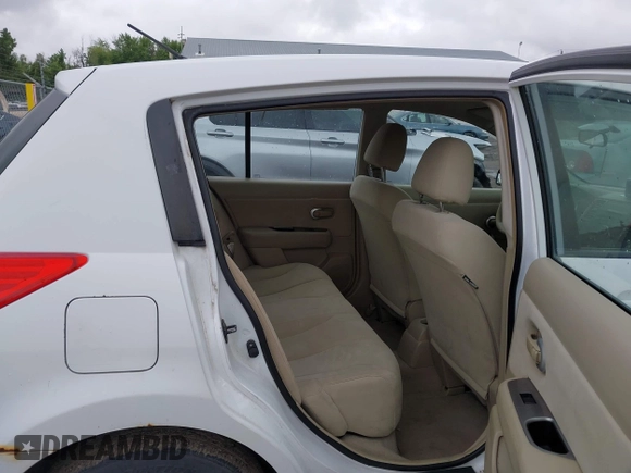 2009 Nissan Versa SL z VIN 3N1BC13E19L401296, wystawiony jako IAAI lot #42326812 z przebiegiem 178 756 mil mil oraz . Historia ofert i sprzedaży dostępna na DreamBid. Obrazek 8.