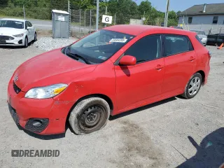 2010 Toyota Matrix S z VIN 2T1LE4EE3AC014668, wystawiony jako Copart lot #59504285 z przebiegiem 80 168 mil mil oraz Szkoda całkowita • Salvage title. Historia ofert i sprzedaży dostępna na DreamBid. Obrazek 1.