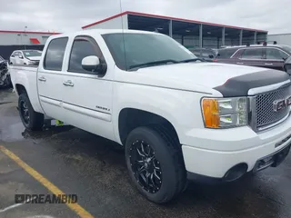 2010 GMC Sierra 1500 Denali z VIN 3GTRKXE21AG277645, wystawiony jako IAAI lot #41911351 z przebiegiem 205 445 mil mil oraz . Historia ofert i sprzedaży dostępna na DreamBid. Obrazek 1.