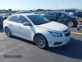 2014 Chevrolet Cruze 2LT z VIN 1G1PE5SB4E7340318, wystawiony jako IAAI lot #42268044 z przebiegiem Nie podano mil oraz . Historia ofert i sprzedaży dostępna na DreamBid. Obrazek 1.