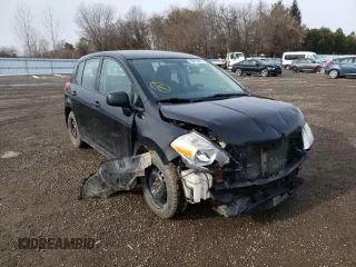 2009 Nissan Versa SL z VIN 3N1BC13E89L411064, wystawiony jako Copart lot #66413011 z przebiegiem 241 267 mil mil oraz Szkoda całkowita • Salvage title. Historia ofert i sprzedaży dostępna na DreamBid. Obrazek 1.