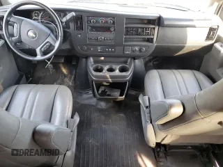 2022 Chevrolet Express Passenger LS z VIN 1GAZGNFP7N1272754, wystawiony jako Copart lot #73560924 z przebiegiem 25 492 mil mil oraz Czysty tytuł • Clean title. Historia ofert i sprzedaży dostępna na DreamBid. Obrazek 8.