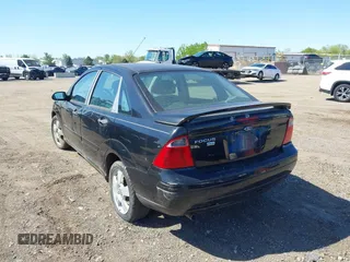 2007 Ford Focus S z VIN 1FAHP34N67W223825, wystawiony jako IAAI lot #42226952 z przebiegiem 271 842 mil mil oraz . Historia ofert i sprzedaży dostępna na DreamBid. Obrazek 3.