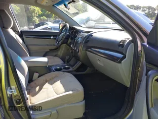 2012 Kia Sorento LX z VIN 5XYKT3A19CG231096, wystawiony jako IAAI lot #42193607 z przebiegiem 200 899 mil mil oraz . Historia ofert i sprzedaży dostępna na DreamBid. Obrazek 5.