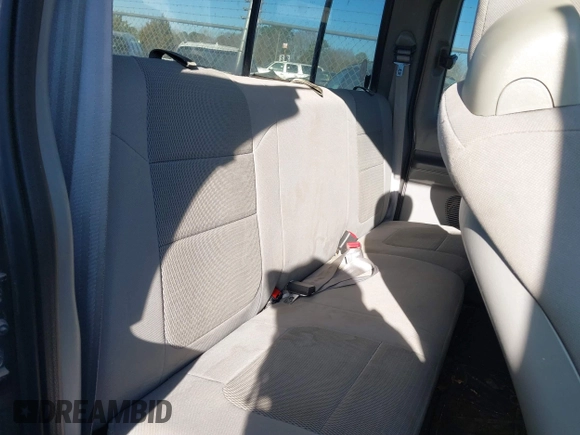 2004 Ford F-250 XL z VIN 1FTNX21P24EC73569, wystawiony jako IAAI lot #41446949 z przebiegiem 287 828 mil mil oraz . Historia ofert i sprzedaży dostępna na DreamBid. Obrazek 8.