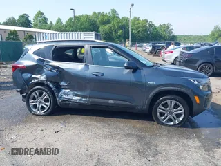 2021 Kia Seltos S z VIN KNDEUCAA2M7149395, wystawiony jako IAAI lot #42279753 z przebiegiem 27 074 mil mil oraz . Historia ofert i sprzedaży dostępna na DreamBid. Obrazek 14.