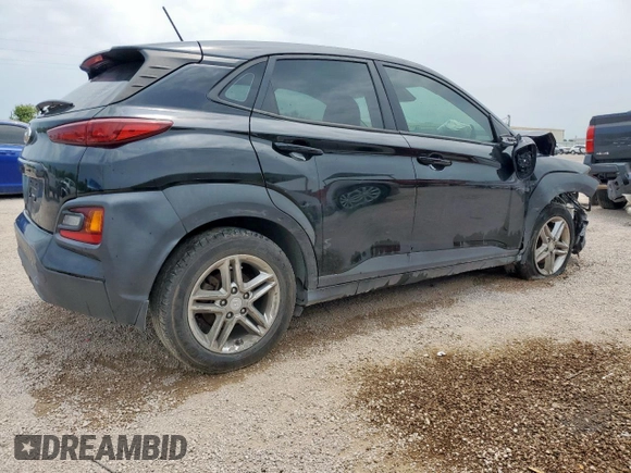 2021 Hyundai Kona SE z VIN KM8K12AA4MU634494, wystawiony jako Copart lot #57092075 z przebiegiem 71 608 mil mil oraz Czysty tytuł • Clean title. Historia ofert i sprzedaży dostępna na DreamBid. Obrazek 3.