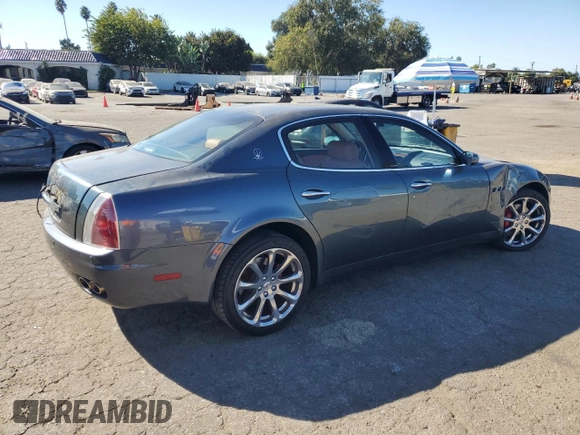 2006 Maserati Quattroporte z VIN ZAMCE39A960023356, wystawiony jako Copart lot #76954384 z przebiegiem 76 185 mil mil oraz Szkody całkowita. Historia ofert i sprzedaży dostępna na DreamBid. Obrazek 3.