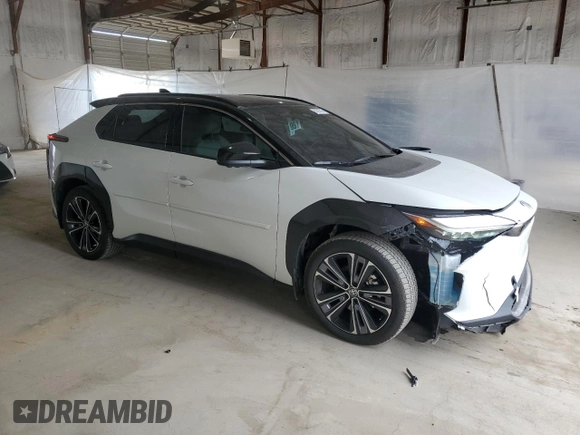 2023 Toyota bZ4X XLE z VIN JTMABACA4PA021222, wystawiony jako Copart lot #50700705 z przebiegiem 14 750 mil mil oraz Szkoda całkowita • Salvage title. Historia ofert i sprzedaży dostępna na DreamBid. Obrazek 4.