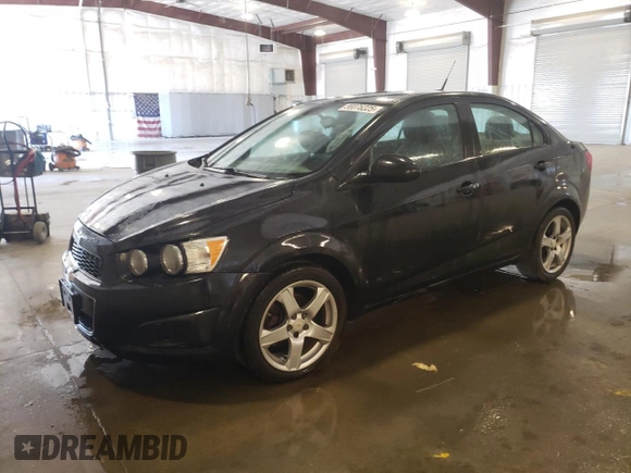 2013 Chevrolet Sonic LS z VIN 1G1JA5SH4D4160231, wystawiony jako Copart lot #56076225 z przebiegiem 128 622 mil mil oraz Czysty tytuł • Clean title. Historia ofert i sprzedaży dostępna na DreamBid. Obrazek 1.