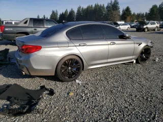 2018 BMW M5 z VIN WBSJF0C56JB282086, wystawiony jako Copart lot #37483454 z przebiegiem Nie podano mil oraz Szkoda całkowita • Salvage title. Historia ofert i sprzedaży dostępna na DreamBid. Obrazek 3.