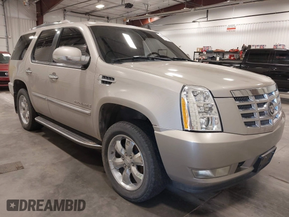 2007 Cadillac Escalade with VIN 1GYFK638X7R138864, listed as a IAAI auction lot 42088742 with 195,192 mi miles. Bid and sale history available at carsss.com. Image 1.