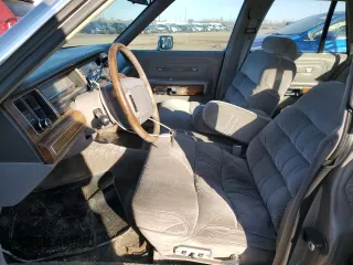 1991 Mercury Grand Marquis z VIN 2MECM74F4MX647208, wystawiony jako Copart lot #48439705 z przebiegiem 99 952 mil mil oraz Tytuł czysty. Historia ofert i sprzedaży dostępna na DreamBid. Obrazek 7.