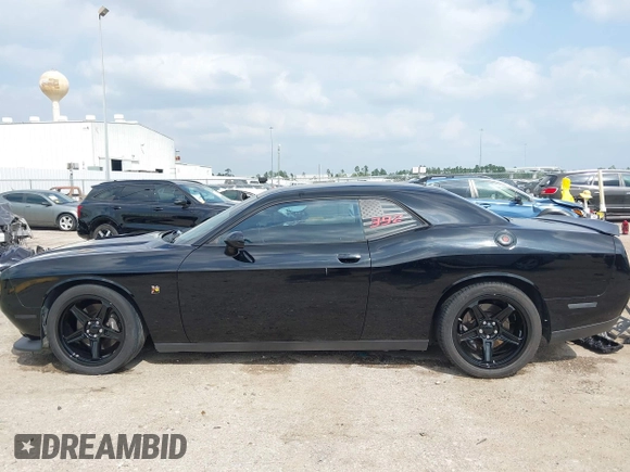2016 Dodge Challenger R/T Scat Pack z VIN 2C3CDZFJ3GH334930, wystawiony jako IAAI lot #41872373 z przebiegiem 146 937 mil mil oraz . Historia ofert i sprzedaży dostępna na DreamBid. Obrazek 15.