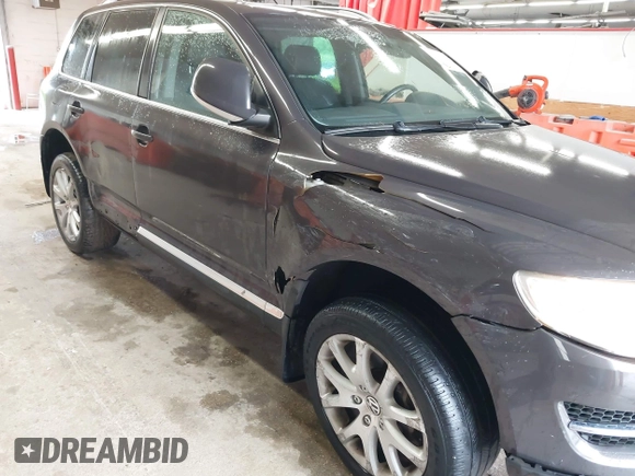 2010 Volkswagen Touareg VR6 z VIN WVGBF7A91AD002407, wystawiony jako IAAI lot #42369975 z przebiegiem 95 504 mil mil oraz . Historia ofert i sprzedaży dostępna na DreamBid. Obrazek 6.