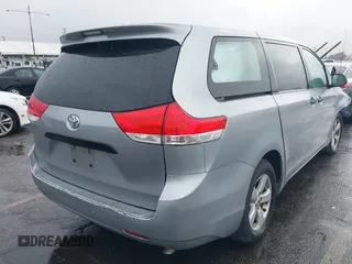 2012 Toyota Sienna z VIN 5TDZK3DC6CS263912, wystawiony jako IAAI lot #42174360 z przebiegiem 95 216 mil mil oraz . Historia ofert i sprzedaży dostępna na DreamBid. Obrazek 4.