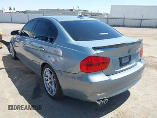 2007 BMW 3 Series 328xi z VIN WBAVC73587KP33390, wystawiony jako IAAI lot #42465688 z przebiegiem 144 423 mil mil oraz . Historia ofert i sprzedaży dostępna na DreamBid. Obrazek 3.
