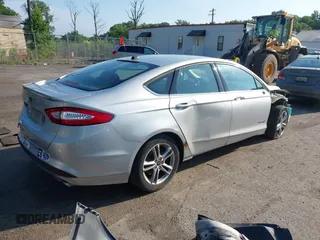 2016 Ford Fusion SE Hybrid z VIN 3FA6P0LU6GR121605, wystawiony jako IAAI lot #42651096 z przebiegiem 194 693 mil mil oraz . Historia ofert i sprzedaży dostępna na DreamBid. Obrazek 4.