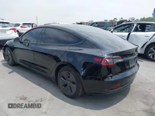 2023 Tesla Model 3 z VIN 5YJ3E1EAXPF604916, wystawiony jako IAAI lot #42461640 z przebiegiem 28 123 mil mil oraz . Historia ofert i sprzedaży dostępna na DreamBid. Obrazek 3.
