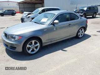 2011 BMW 1 Series 128i z VIN WBAUP9C58BVL89949, wystawiony jako IAAI lot #42086813 z przebiegiem 115 723 mil mil oraz . Historia ofert i sprzedaży dostępna na DreamBid. Obrazek 2.