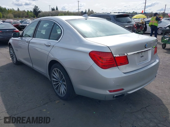 2011 BMW 7 Series 740i z VIN WBAKA4C53BC612440, wystawiony jako IAAI lot #42003297 z przebiegiem 130 655 mil mil oraz . Historia ofert i sprzedaży dostępna na DreamBid. Obrazek 3.