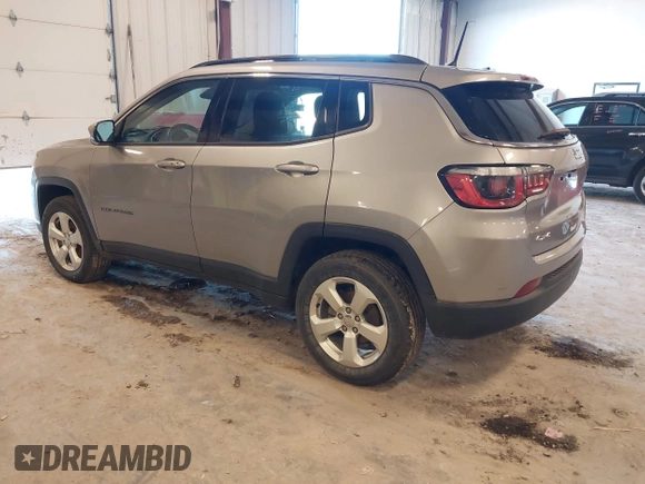 2018 Jeep Compass Latitude z VIN 3C4NJDBBXJT403674, wystawiony jako IAAI lot #42015795 z przebiegiem 86 329 mil mil oraz . Historia ofert i sprzedaży dostępna na DreamBid. Obrazek 3.