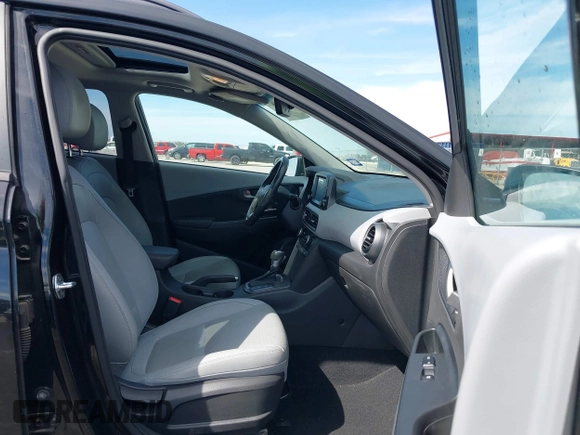 2018 Hyundai Kona Limited with VIN KM8K33A58JU078785, listed as a IAAI auction lot 41808445 with 58,738 mi miles. Bid and sale history available at carsss.com. Image 5.