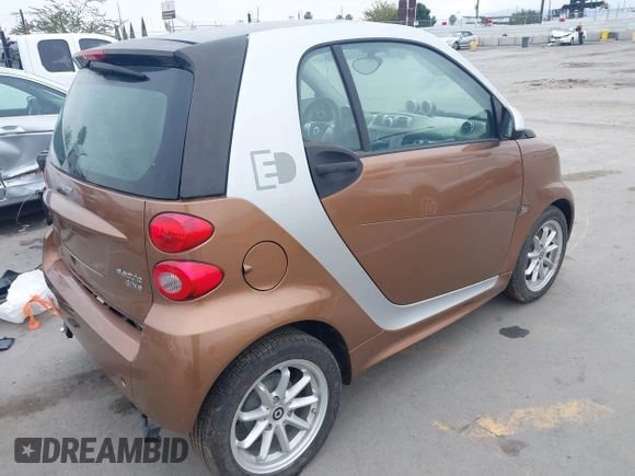 2015 Smart fortwo Passion with VIN WMEEJ9AA4FK831076, listed as a IAAI auction lot 42424797 with Not provided miles and . Bid and sale history available at DreamBid. Image 4.