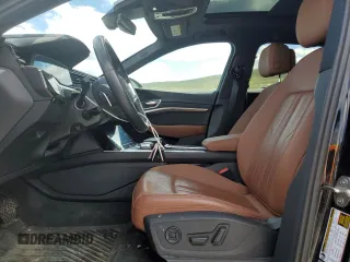2019 Audi e-tron Premium Plus z VIN WA1LABGE1KB021741, wystawiony jako Copart lot #54774875 z przebiegiem 80 489 mil mil oraz Szkoda całkowita • Salvage title. Historia ofert i sprzedaży dostępna na DreamBid. Obrazek 7.