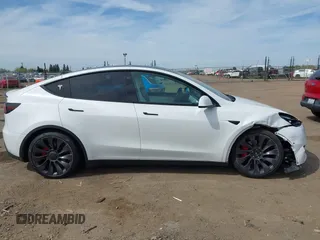 2021 Tesla Model Y Performance z VIN 5YJYGDEF7MF277769, wystawiony jako IAAI lot #42025157 z przebiegiem 28 522 mil mil oraz . Historia ofert i sprzedaży dostępna na DreamBid. Obrazek 12.