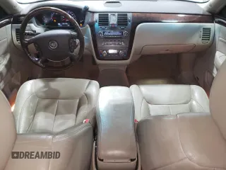 2008 Cadillac DTS 1SA z VIN 1G6KD57YX8U180665, wystawiony jako Copart lot #52109515 z przebiegiem 119 138 mil mil oraz Szkody całkowita. Historia ofert i sprzedaży dostępna na DreamBid. Obrazek 8.