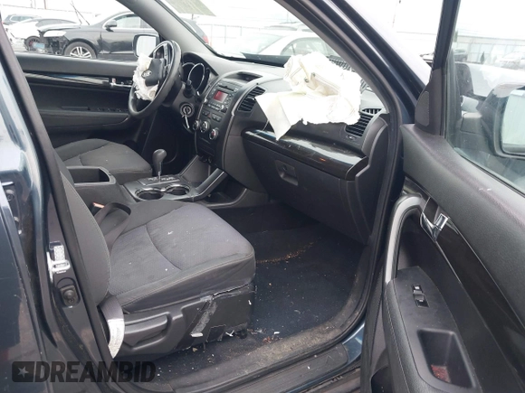 2011 Kia Sorento LX with VIN 5XYKTDA2XBG078239, listed as a IAAI auction lot 41474123 with 198,978 mi miles. Bid and sale history available at carsss.com. Image 5.
