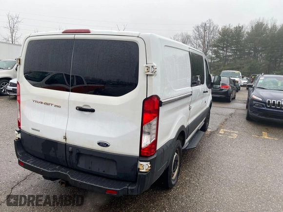 2018 Ford Transit z VIN 1FTYR1YG6JKA87506, wystawiony jako IAAI lot #42501070 z przebiegiem 167 892 mil mil oraz . Historia ofert i sprzedaży dostępna na DreamBid. Obrazek 20.