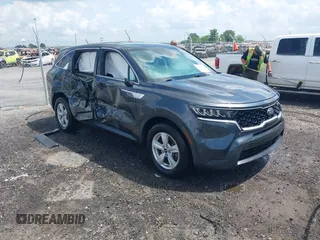 2021 Kia Sorento LX z VIN 5XYRG4LC7MG053164, wystawiony jako IAAI lot #42147600 z przebiegiem 85 481 mil mil oraz . Historia ofert i sprzedaży dostępna na DreamBid. Obrazek 1.