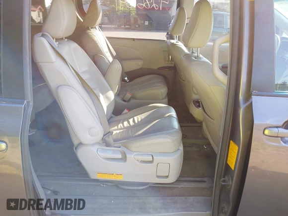2012 Toyota Sienna XLE z VIN 5TDDK3DC9CS036692, wystawiony jako IAAI lot #42861841 z przebiegiem 122 070 mil mil oraz . Historia ofert i sprzedaży dostępna na DreamBid. Obrazek 8.
