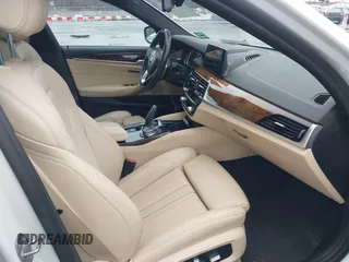 2018 BMW 5 Series 530i xDrive z VIN WBAJA7C52JWC75823, wystawiony jako IAAI lot #41544671 z przebiegiem 138 327 mil mil oraz . Historia ofert i sprzedaży dostępna na DreamBid. Obrazek 5.