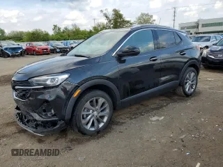 2021 Buick Encore GX Essence z VIN KL4MMGSL1MB153657, wystawiony jako Copart lot #58511525 z przebiegiem 85 592 mil mil oraz Szkoda całkowita • Salvage title. Historia ofert i sprzedaży dostępna na DreamBid. Obrazek 1.