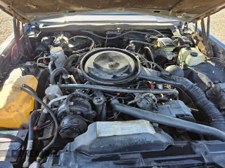 1985 Oldsmobile Toronado Custom Brougham z VIN 1G3EZ57Y7FE330055, wystawiony jako Copart lot #43433285 z przebiegiem 931 486 mil mil oraz Tytuł czysty. Historia ofert i sprzedaży dostępna na DreamBid. Obrazek 7.