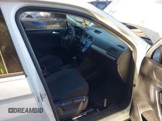 2020 Volkswagen Tiguan S z VIN 3VV1B7AX5LM010741, wystawiony jako IAAI lot #42030616 z przebiegiem 104 533 mil mil oraz . Historia ofert i sprzedaży dostępna na DreamBid. Obrazek 5.