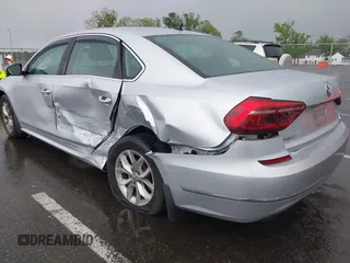 2017 Volkswagen Passat S z VIN 1VWAT7A38HC064419, wystawiony jako IAAI lot #42156027 z przebiegiem 81 062 mil mil oraz . Historia ofert i sprzedaży dostępna na DreamBid. Obrazek 3.
