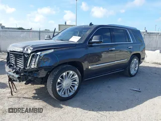 2017 Cadillac Escalade Premium Luxury z VIN 1GYS4CKJ5HR293450, wystawiony jako IAAI lot #41951478 z przebiegiem 51 882 mil mil oraz . Historia ofert i sprzedaży dostępna na DreamBid. Obrazek 18.