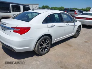 2014 Chrysler 200 Touring z VIN 1C3CCBBB6EN175625, wystawiony jako IAAI lot #42275517 z przebiegiem 119 125 mil mil oraz . Historia ofert i sprzedaży dostępna na DreamBid. Obrazek 4.