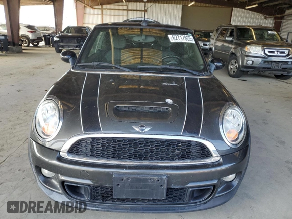 2013 MINI Convertible S z VIN WMWZP3C56DT705270, wystawiony jako Copart lot #62717625 z przebiegiem 85 388 mil mil oraz Czysty tytuł • Clean title. Historia ofert i sprzedaży dostępna na DreamBid. Obrazek 5.