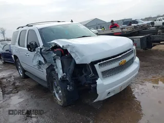 2009 Chevrolet Tahoe LTZ z VIN 1GNFK33079R293963, wystawiony jako IAAI lot #41662695 z przebiegiem 185 408 mil mil oraz . Historia ofert i sprzedaży dostępna na DreamBid. Obrazek 1.